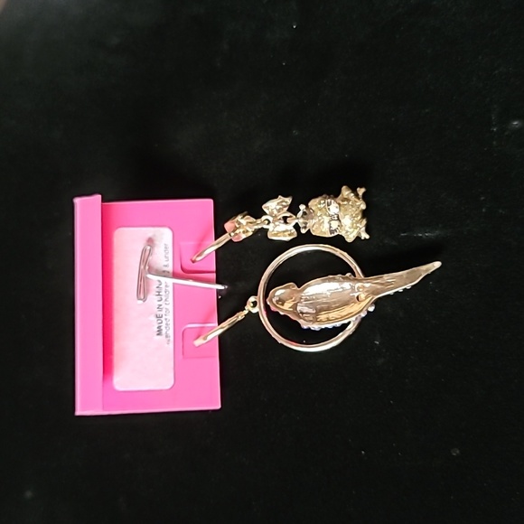 New Vintage! BETSEY JOHNSON Tropical Forest Collection Frog Macaw Drop Earrings. - Picture 6 of 6